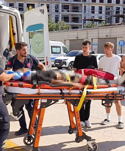 Devrilen traktörün altında kalan sürücü öldü