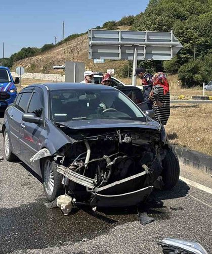 İki otomobil kafa kafaya çarpıştı
