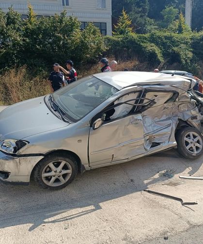 Kamyon ile otomobil çarpıştı: 3 yaralı
