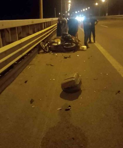 Kamyona arkadan çarpan motosikletin sürücüsü öldü