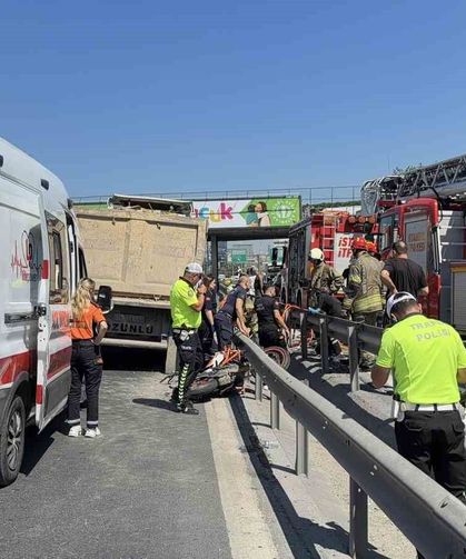 Motosikletli kamyonun altında can verdi
