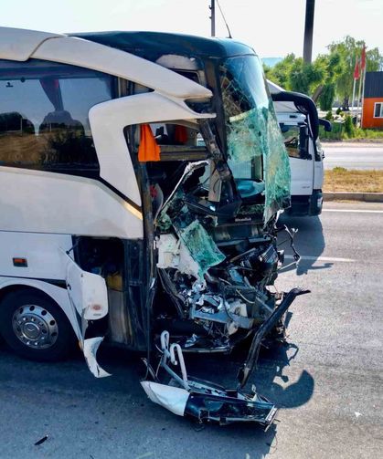 Otobüsün çarptığı kamyonet sürücüsü öldü, 15 kişi yaralandı