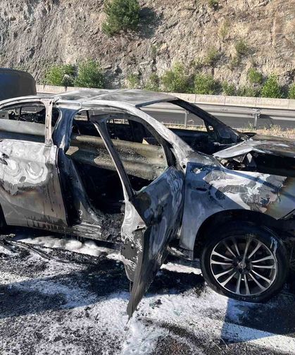 Otomobil bariyere çarpıp alev aldı