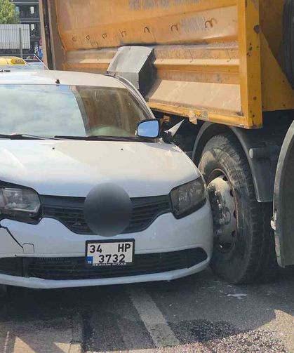 Otomobil direk ile kamyon arasında sıkıştı: 1 yaralı