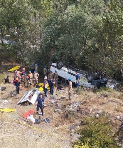 Minibüs şarampole uçtu: 4 kişi öldü