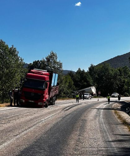2 kamyon çarpıştı
