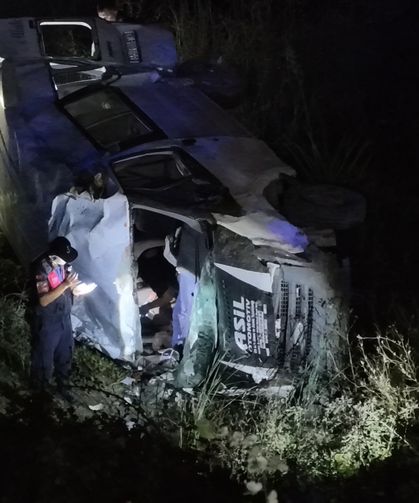 Devrilen minibüsteki 2 kişi yaralandı