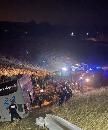 Otobüs tarlaya girdi: 24 kişi yaralandı