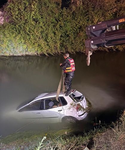 Otomobil sulama kanalında devrildi, 2 kişi öldü