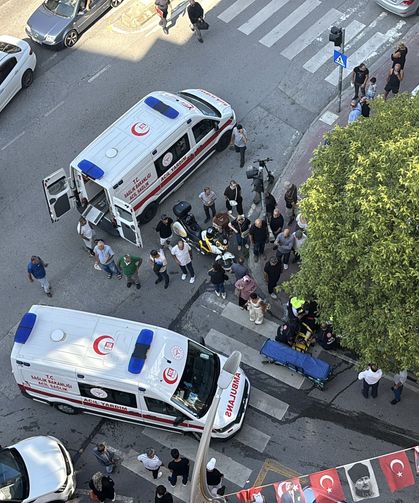 Otomobilin çarptığı 1'i çocuk 2 kişi yaralandı