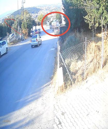 Hafriyat kamyonu iki aracı biçti