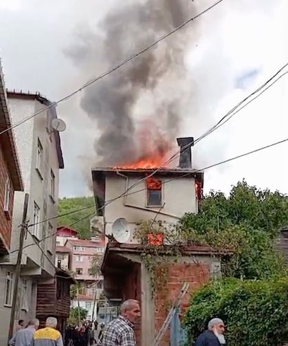 İki katlı ev alev alev yandı