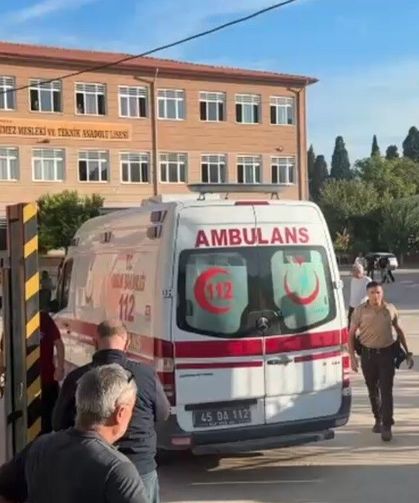 Manisa'da okul önünde silahlı saldırı