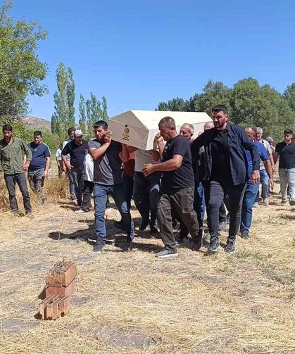 Öldürülen genç kadın toprağa verildi