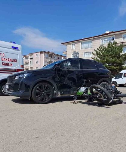 Otomobil ile motosiklet çarpıştı: 1 ağır yaralı