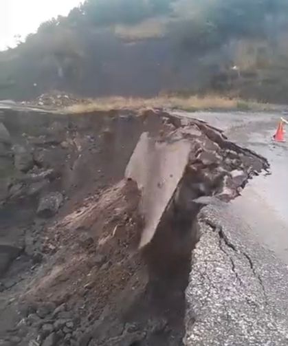 Sağanak sonrası çöken yol kamerada