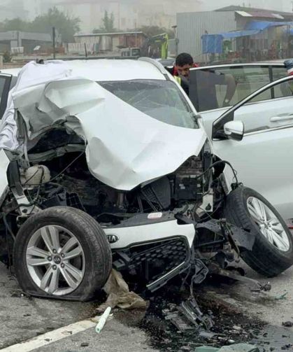 SUV araç direğe çarptı: 1 ölü, 3 yaralı
