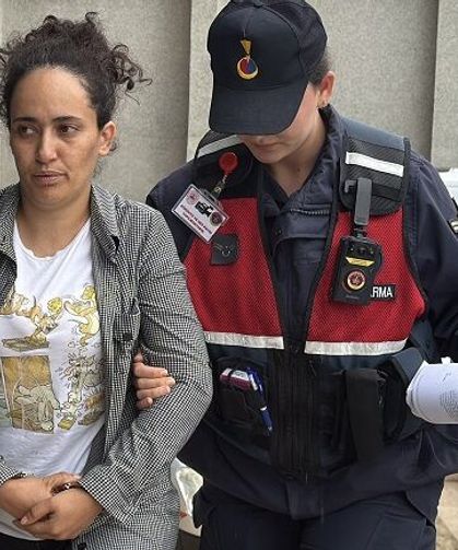 Kızlarını zincirle bağladığı iddia edilen anne ve baba adliyede