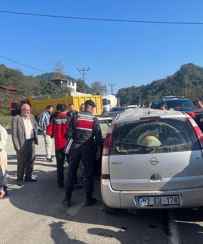 Otomobil ve hafriyat kamyonu çarpıştı