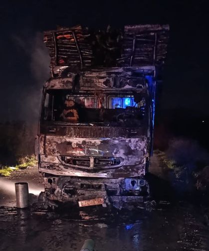 Yangın çıkan kamyon kullanılamaz hale geldi