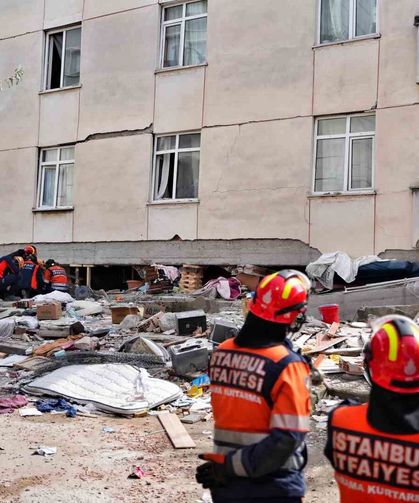 7 katlı bina çöktü