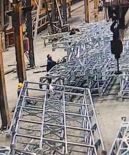 Çelik platformun altında kalan işçi öldü