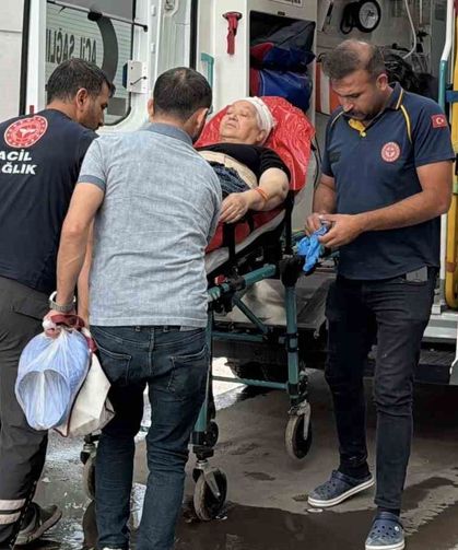 Elinden düşen bıçak ayağına saplandı