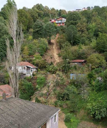 Heyelan yolu kapattı, elektrik hattı koptu
