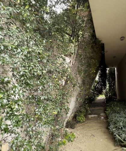 İstinat duvarı evin üzerine çöktü