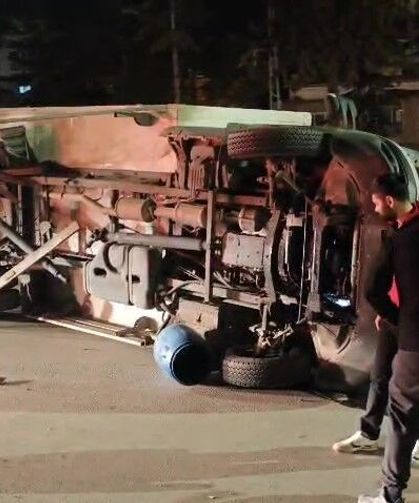 Kamyonetle otomobil çarpıştı: 3 yaralı