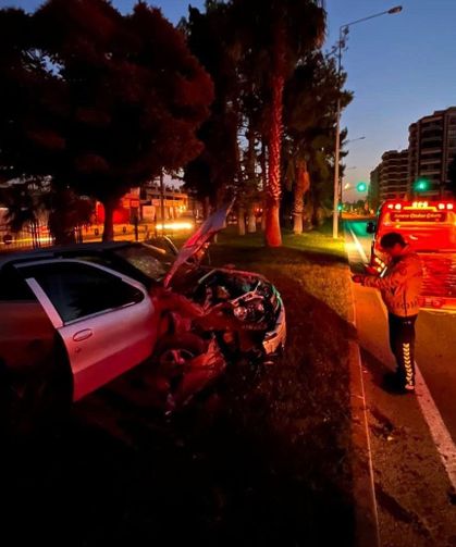 Kontrolden çıkan otomobil refüje çıktı