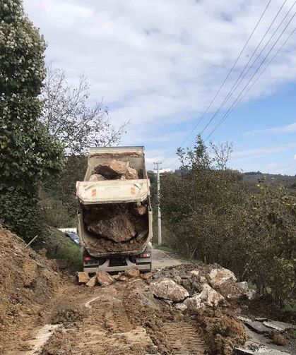 Köy yolunda heyelan