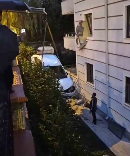 Otomobil ikinci kattaki daireye çarptı