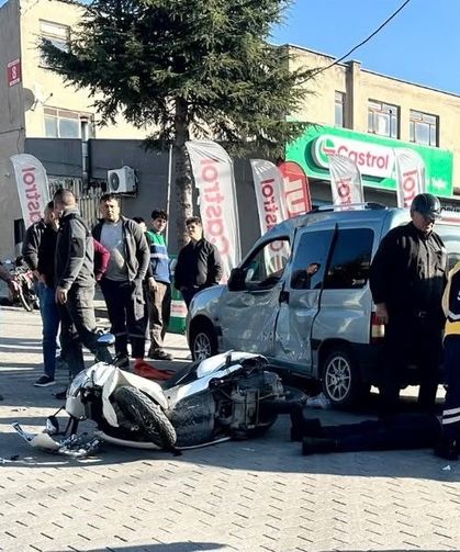 Otomobil ile motosiklet çarpıştı: 1'i ağır 2 yaralı