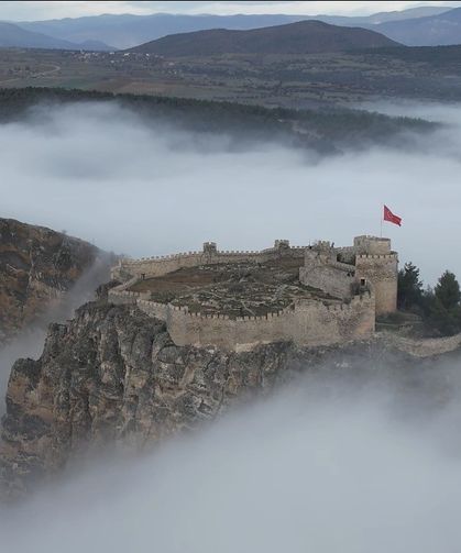 Tarihi Kale sis bulutu arasında görüntülendi