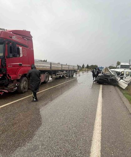 Tır ile kamyonet çarpıştı: 1 ölü 1 yaralı
