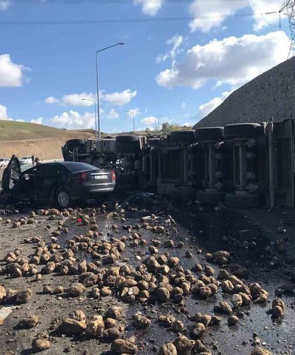Tır ile otomobil çarpıştı: 4 kişi öldü