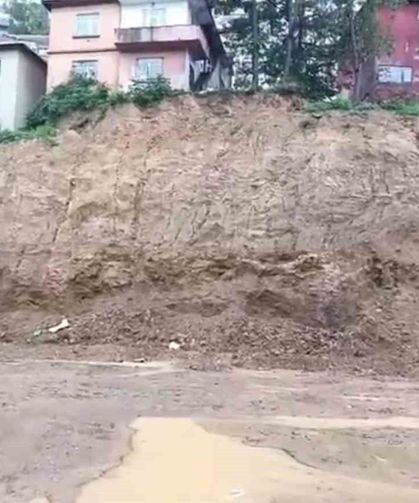 Yağışın ardından istinat duvarı çöktü