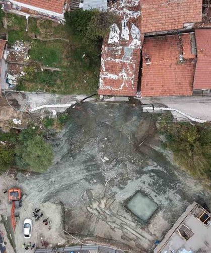 Yol çöktü, apartman boşaltıldı