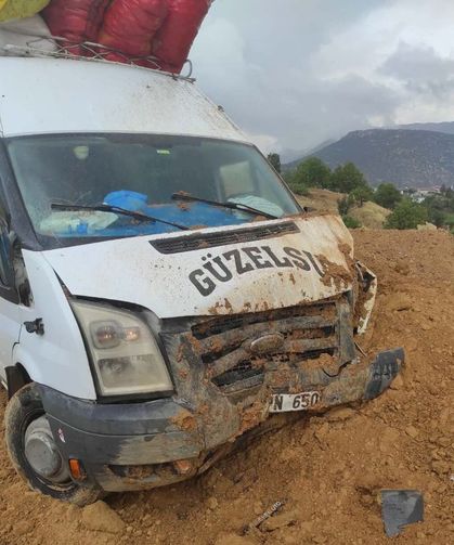 Yolcu minibüsü yoldan çıktı