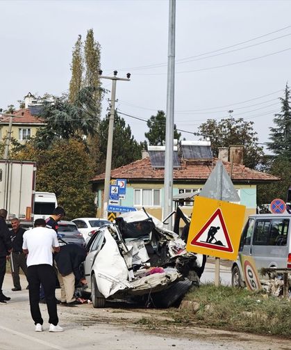 Beton mikseri ile otomobil çarpıştı