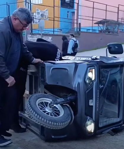 Çukura takılan elektrikli araç devrildi