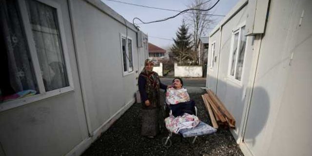 Deprem sonrası evi yıkılan Sezgin teyzenin gözyaşını devlet ve yardımseverler dindirdi