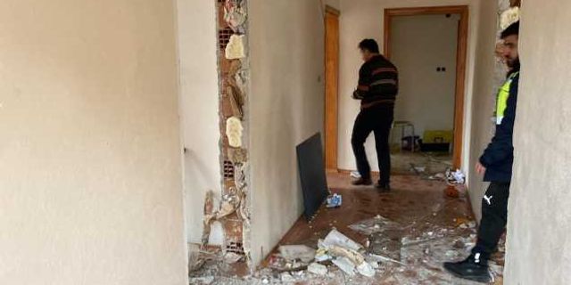 Düzce'de depremde ağır hasar gören binaların yıkım işlemi sürüyor