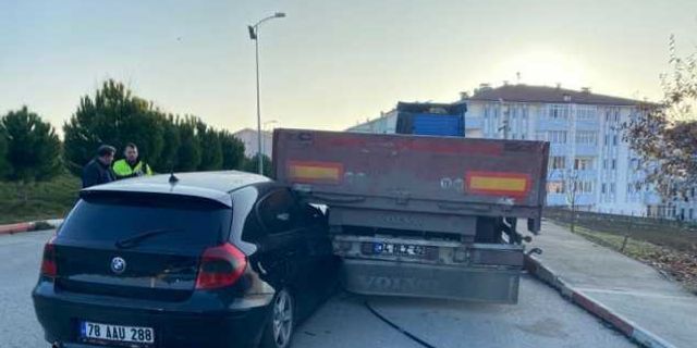 Karabük'te park halindeki tıra çarpan otomobildeki 2 kişi yaralandı