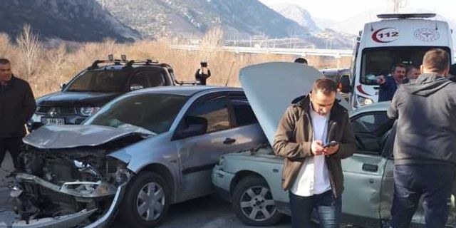 Amasya'da iki otomobil çarpıştı, 5 kişi yaralandı