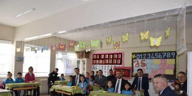 Ayvacık'ta öğrenciler karne alarak yarıyıl tatiline girdi