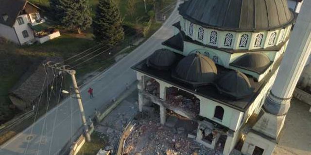 Düzce'de depremde hasar gören konutlar yıkılmaya devam ediyor