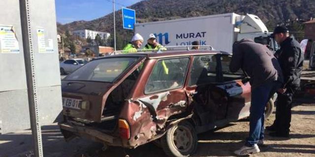 Karabük'te 2 otomobilin çarpıştığı kazada 3 kişi yaralandı