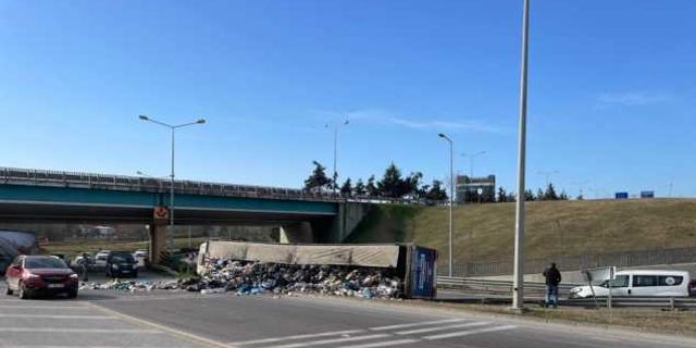 Samsun'da devrilen çöp yüklü tır trafiği aksattı